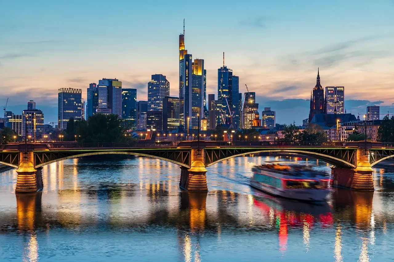 7 picnicsteder langs floden Main for rejsende