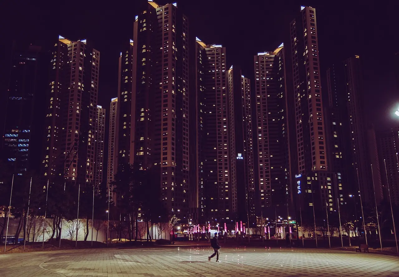 Høje bygninger om natten